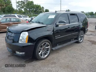 2013 Cadillac Escalade Premium z VIN 1GYS3CEF5DR358253, wystawiony jako IAAI lot #42332393 z przebiegiem 142 118 mil mil oraz . Historia ofert i sprzedaży dostępna na DreamBid. Obrazek 2.