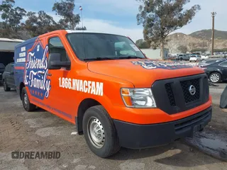 2021 Nissan NV Cargo S z VIN 1N6BF0KM1MN804157, wystawiony jako IAAI lot #41590997 z przebiegiem 104 291 mil mil oraz . Historia ofert i sprzedaży dostępna na DreamBid. Obrazek 1.