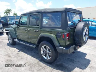2022 Jeep Wrangler Unlimited Sahara z VIN 1C4HJXEN3NW242458, wystawiony jako IAAI lot #42352073 z przebiegiem 26 154 mil mil oraz . Historia ofert i sprzedaży dostępna na DreamBid. Obrazek 3.