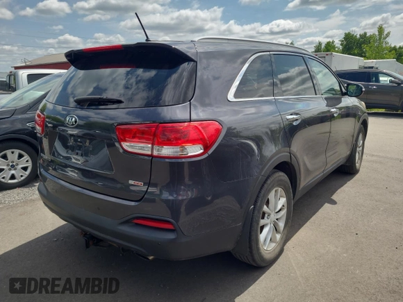 2016 Kia Sorento LX Turbo z VIN 5XYPGDA11GG055411, wystawiony jako Copart lot #61179755 z przebiegiem 185 629 mil mil oraz Czysty tytuł • Clean title. Historia ofert i sprzedaży dostępna na DreamBid. Obrazek 4.