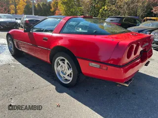 1990 Chevrolet Corvette z VIN 1G1YY2385L5119459, wystawiony jako Copart lot #55402695 z przebiegiem 51 537 mil mil oraz Tytuł czysty. Historia ofert i sprzedaży dostępna na DreamBid. Obrazek 3.