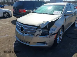 2013 Cadillac XTS Platinum z VIN 2G61U5S37D9209926, wystawiony jako IAAI lot #41754716 z przebiegiem 126 239 mil mil oraz . Historia ofert i sprzedaży dostępna na DreamBid. Obrazek 6.