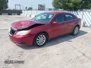 2013 Chrysler 200 Touring z VIN 1C3CCBBBXDN577338, wystawiony jako IAAI lot #42485345 z przebiegiem 112 007 mil mil oraz . Historia ofert i sprzedaży dostępna na DreamBid. Obrazek 2.