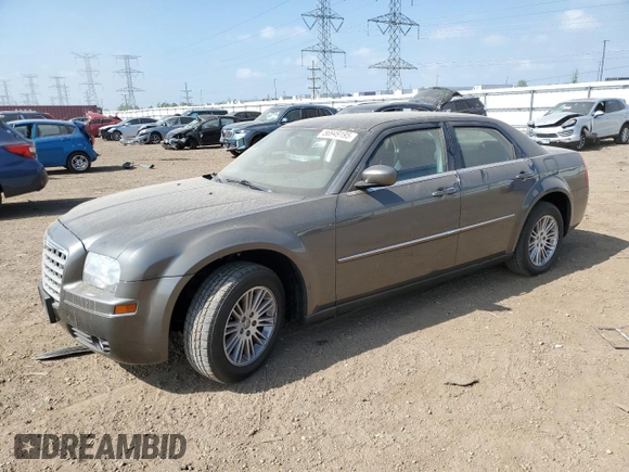 2008 Chrysler 300 Touring z VIN 2C3KA53G48H105566, wystawiony jako Copart lot #56949195 z przebiegiem 89 630 mil mil oraz Szkoda całkowita • Salvage title. Historia ofert i sprzedaży dostępna na DreamBid. Obrazek 1.
