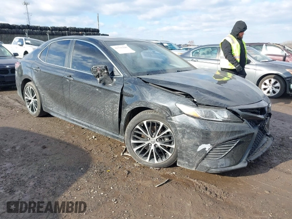 2018 Toyota Camry LE z VIN 4T1B11HK5JU649736, wystawiony jako IAAI lot #41536240 z przebiegiem 20 330 mil mil oraz . Historia ofert i sprzedaży dostępna na DreamBid. Obrazek 1.