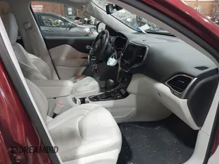 2019 Jeep Cherokee Limited z VIN 1C4PJMDX3KD352981, wystawiony jako IAAI lot #42505194 z przebiegiem 88 863 mil mil oraz . Historia ofert i sprzedaży dostępna na DreamBid. Obrazek 5.