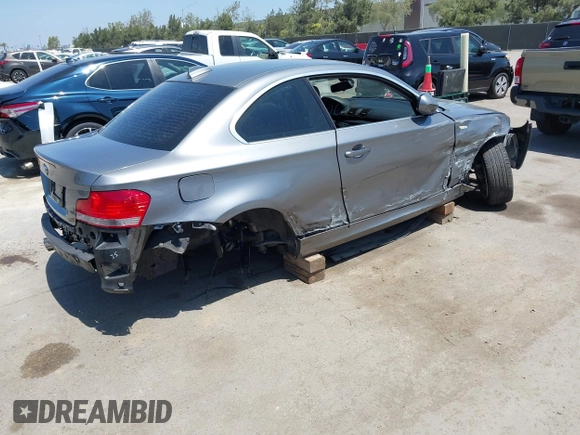 2011 BMW 1 Series 128i z VIN WBAUP9C58BVL89949, wystawiony jako IAAI lot #42086813 z przebiegiem 115 723 mil mil oraz . Historia ofert i sprzedaży dostępna na DreamBid. Obrazek 4.