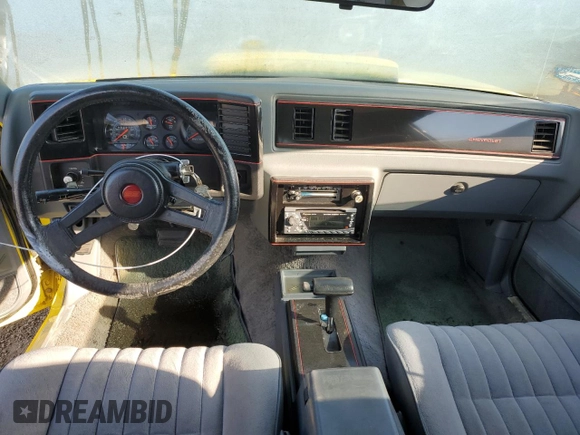 1987 Chevrolet Monte Carlo z VIN 1G1GZ11G1HP127793, wystawiony jako Copart lot #75700654 z przebiegiem 99 478 mil mil oraz Szkody całkowita. Historia ofert i sprzedaży dostępna na DreamBid. Obrazek 8.