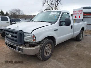 2005 Ford F-250 XL z VIN 1FTNF20585EB02605, wystawiony jako IAAI lot #41308941 z przebiegiem 223 607 mil mil oraz . Historia ofert i sprzedaży dostępna na DreamBid. Obrazek 2.