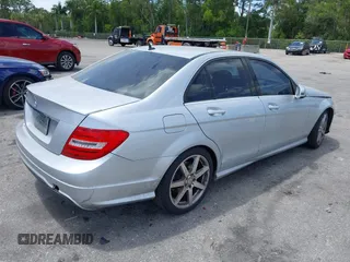 2013 Mercedes-Benz C 250 Sport z VIN WDDGF4HB4DR289787, wystawiony jako IAAI lot #42171301 z przebiegiem Nie podano mil oraz . Historia ofert i sprzedaży dostępna na DreamBid. Obrazek 4.