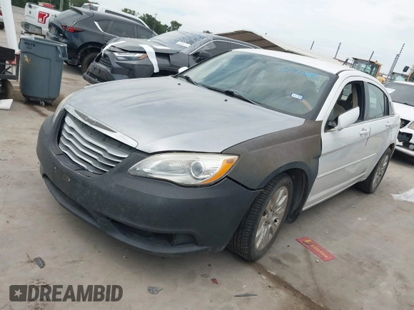 2013 Chrysler 200 LX z VIN 1C3CCBABXDN636194, wystawiony jako IAAI lot #42473918 z przebiegiem 162 609 mil mil oraz . Historia ofert i sprzedaży dostępna na DreamBid. Obrazek 2.