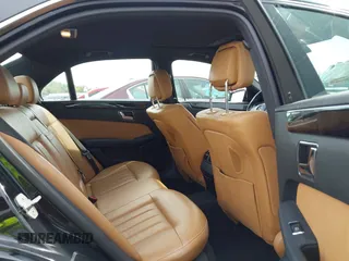 2010 Mercedes-Benz E 550 Luxury z VIN WDDHF7CB5AA069047, wystawiony jako IAAI lot #42111552 z przebiegiem 126 214 mil mil oraz . Historia ofert i sprzedaży dostępna na DreamBid. Obrazek 8.