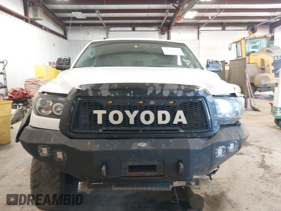 2013 Toyota Tundra z VIN 5TFDY5F10DX274318, wystawiony jako IAAI lot #41729475 z przebiegiem 253 873 mil mil oraz . Historia ofert i sprzedaży dostępna na DreamBid. Obrazek 13.