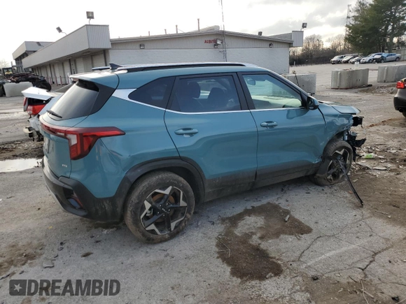2025 Kia Seltos EX z VIN KNDERCAAXS7674526, wystawiony jako Copart lot #43906075 z przebiegiem 4 430 mil mil oraz Szkoda całkowita • Salvage title. Historia ofert i sprzedaży dostępna na DreamBid. Obrazek 3.