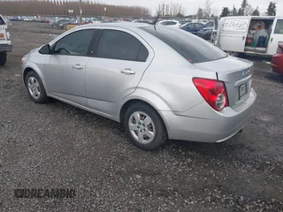 2013 Chevrolet Sonic LS z VIN 1G1JA5SH7D4197354, wystawiony jako IAAI lot #41764102 z przebiegiem 154 401 mil mil oraz . Historia ofert i sprzedaży dostępna na DreamBid. Obrazek 3.