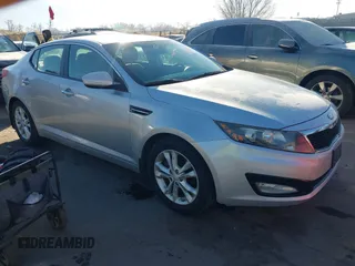2013 Kia Optima LX z VIN 5XXGM4A7XDG162888, wystawiony jako IAAI lot #41419208 z przebiegiem 146 350 mil mil oraz . Historia ofert i sprzedaży dostępna na DreamBid. Obrazek 1.