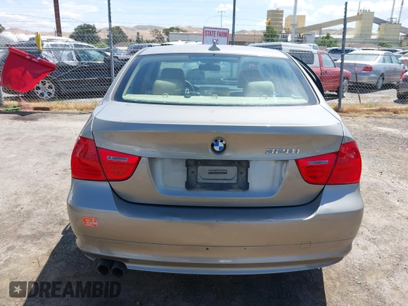 2009 BMW 3 Series 328i xDrive z VIN WBAPK53529A644875, wystawiony jako IAAI lot #42247084 z przebiegiem 158 903 mil mil oraz . Historia ofert i sprzedaży dostępna na DreamBid. Obrazek 16.