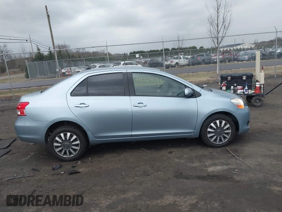 2009 Toyota Yaris z VIN JTDBT903591332683, wystawiony jako IAAI lot #41224976 z przebiegiem 113 305 mil mil oraz . Historia ofert i sprzedaży dostępna na DreamBid. Obrazek 13.