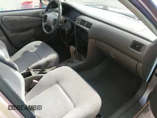1998 Chevrolet Prizm Lsi z VIN 1Y1SK5285WZ438757, wystawiony jako IAAI lot #41896020 z przebiegiem 106 369 mil mil oraz . Historia ofert i sprzedaży dostępna na DreamBid. Obrazek 5.