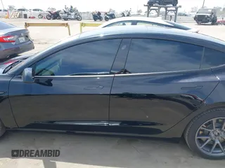 2022 Tesla Model 3 Long Range z VIN 5YJ3E1EB3NF273165, wystawiony jako IAAI lot #42282702 z przebiegiem 41 445 mil mil oraz . Historia ofert i sprzedaży dostępna na DreamBid. Obrazek 14.