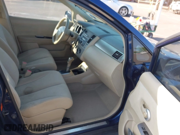 2009 Nissan Versa S z VIN 3N1BC13E19L353170, wystawiony jako IAAI lot #41493381 z przebiegiem 135 765 mil mil oraz . Historia ofert i sprzedaży dostępna na DreamBid. Obrazek 5.