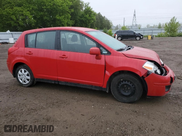 2009 Nissan Versa S z VIN 3N1BC13E99L468566, wystawiony jako Copart lot #58661845 z przebiegiem 141 822 mil mil oraz Czysty tytuł • Clean title. Historia ofert i sprzedaży dostępna na DreamBid. Obrazek 4.