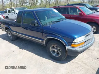 2002 Chevrolet S-10 LS with VIN 1GCCS19W328199974, listed as a IAAI auction lot 41986953 with 194,097 mi miles. Bid and sale history available at carsss.com. Image 1.