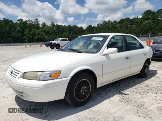 1999 Toyota Camry LE z VIN 4T1BG22K2XU863900, wystawiony jako Copart lot #62513545 z przebiegiem 226 506 mil mil oraz Szkoda całkowita • Salvage title. Historia ofert i sprzedaży dostępna na DreamBid. Obrazek 1.