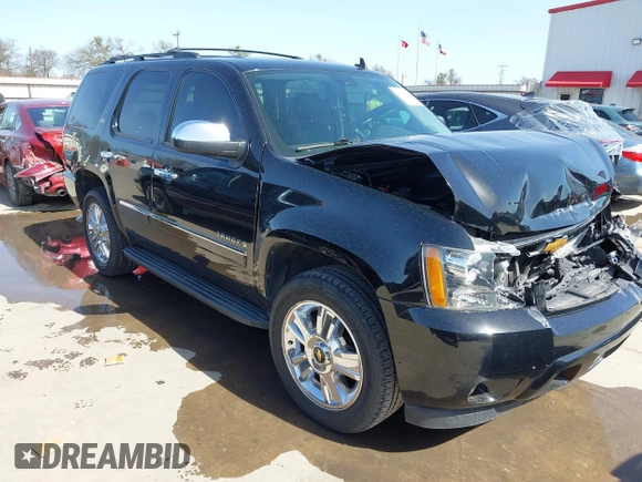 2009 Chevrolet Tahoe LTZ z VIN 1GNFC33J69R285570, wystawiony jako IAAI lot #41701424 z przebiegiem 165 811 mil mil oraz . Historia ofert i sprzedaży dostępna na DreamBid. Obrazek 1.
