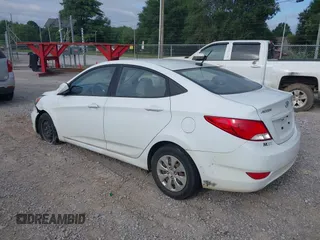 2016 Hyundai Accent SE z VIN KMHCT4AE7GU076917, wystawiony jako IAAI lot #42425890 z przebiegiem 136 031 mil mil oraz . Historia ofert i sprzedaży dostępna na DreamBid. Obrazek 3.