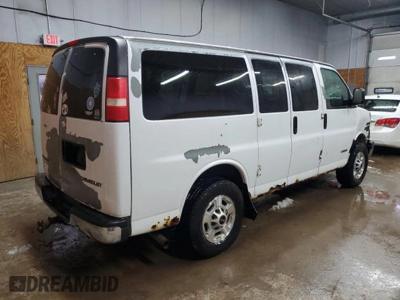 2006 Chevrolet Express Passenger z VIN 1GAHG35U061177638, wystawiony jako Copart lot #83433844 z przebiegiem 115 434 mil mil oraz Czysty tytuł • Clean title. Historia ofert i sprzedaży dostępna na DreamBid. Obrazek 3.