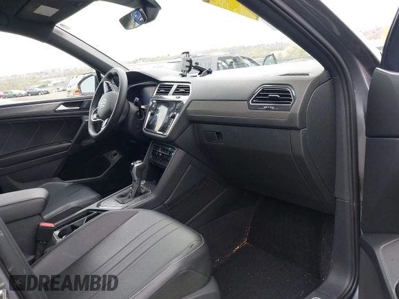 2022 Volkswagen Tiguan SE R-Line Black z VIN 3VVCB7AX9NM014741, wystawiony jako IAAI lot #42043123 z przebiegiem 71 777 mil mil oraz . Historia ofert i sprzedaży dostępna na DreamBid. Obrazek 5.