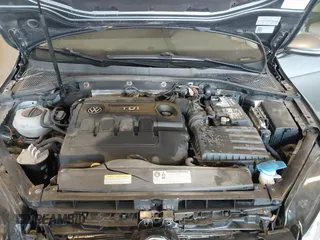 2015 Volkswagen Golf S z VIN 3VWCA7AU0FM515720, wystawiony jako IAAI lot #42095802 z przebiegiem 129 596 mil mil oraz . Historia ofert i sprzedaży dostępna na DreamBid. Obrazek 10.