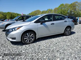 2024 Nissan Versa S z VIN 3N1CN8DV9RL878628, wystawiony jako Copart lot #55676195 z przebiegiem 21 158 mil mil oraz Szkoda całkowita • Salvage title. Historia ofert i sprzedaży dostępna na DreamBid. Obrazek 1.