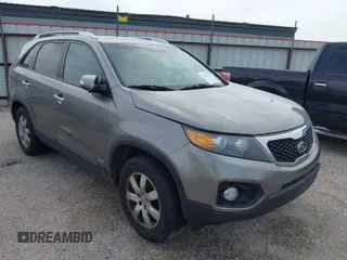 2013 Kia Sorento LX with VIN 5XYKTDA29DG360682, listed as a IAAI auction lot 41960747 with 170,018 mi miles. Bid and sale history available at carsss.com. Image 1.