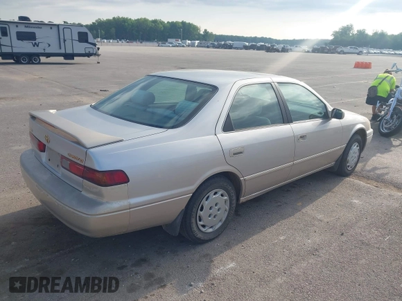 1998 Toyota Camry LE z VIN 4T1BG22K0WU232402, wystawiony jako IAAI lot #42274322 z przebiegiem 222 286 mil mil oraz . Historia ofert i sprzedaży dostępna na DreamBid. Obrazek 4.