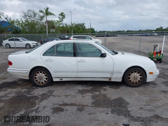 2000 Mercedes-Benz E-Class with VIN WDBJF65JXYB045761, listed as a IAAI auction lot 41952097 with 1 mi miles. Bid and sale history available at carsss.com. Image 14.