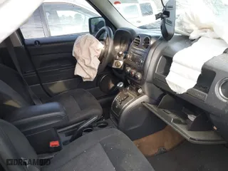 2016 Jeep Patriot Sport with VIN 1C4NJPBB8GD682090, listed as a IAAI auction lot 41915040 with 155,284 mi miles. Bid and sale history available at carsss.com. Image 5.