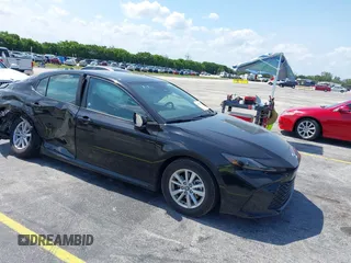 2025 Toyota Camry LE z VIN 4T1DAACK5SU071607, wystawiony jako IAAI lot #42377715 z przebiegiem Nie podano mil oraz . Historia ofert i sprzedaży dostępna na DreamBid. Obrazek 1.