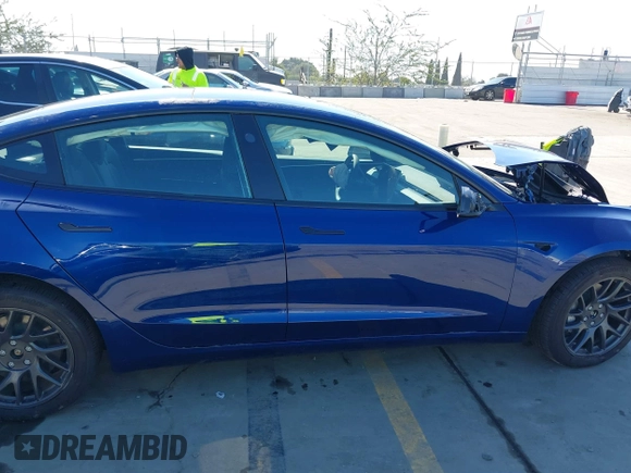 2025 Tesla Model 3 Long Range z VIN 5YJ3E1EB9SF886175, wystawiony jako IAAI lot #41648473 z przebiegiem 395 mil mil oraz . Historia ofert i sprzedaży dostępna na DreamBid. Obrazek 13.