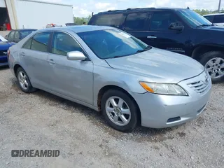 2007 Toyota Camry CE z VIN 4T1BE46K47U586629, wystawiony jako IAAI lot #42434797 z przebiegiem 261 964 mil mil oraz . Historia ofert i sprzedaży dostępna na DreamBid. Obrazek 1.