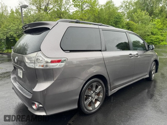 2012 Toyota Sienna SE z VIN 5TDXK3DC5CS181936, wystawiony jako Copart lot #58632215 z przebiegiem 115 295 mil mil oraz Czysty tytuł • Clean title. Historia ofert i sprzedaży dostępna na DreamBid. Obrazek 3.