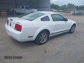 2005 Ford Mustang Deluxe с VIN 1ZVFT80N455143715, выставлен на аукционе IAAI как лот 42439492 с пробегом 131 102 миль миль и . История ставок и продаж доступна на DreamBid. Изображение 4.