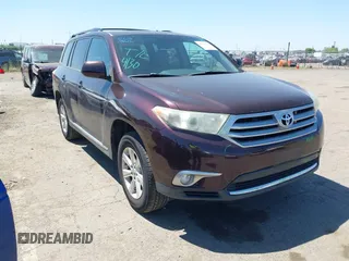 2013 Toyota Highlander z VIN 5TDBK3EH0DS183227, wystawiony jako IAAI lot #42214547 z przebiegiem 199 282 mil mil oraz . Historia ofert i sprzedaży dostępna na DreamBid. Obrazek 1.