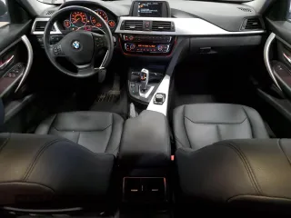 2017 BMW 3 Series 320i xDrive z VIN WBA8A3C30HK693057, wystawiony jako Copart lot #55702505 z przebiegiem 128 182 mil mil oraz Czysty tytuł • Clean title. Historia ofert i sprzedaży dostępna na DreamBid. Obrazek 8.