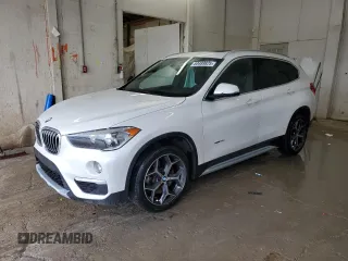 2018 BMW X1 xDrive28i z VIN WBXHT3C32J5K32348, wystawiony jako Copart lot #53489825 z przebiegiem 61 972 mil mil oraz Szkoda całkowita • Salvage title. Historia ofert i sprzedaży dostępna na DreamBid. Obrazek 1.
