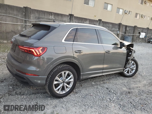 2024 Audi Q3 S line Premium Plus z VIN WA1EECF36R1172920, wystawiony jako Copart lot #87403704 z przebiegiem 2564 mil mil oraz Nie do naprawy. Historia ofert i sprzedaży dostępna na DreamBid. Obrazek 3.