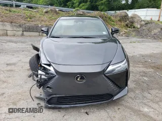 2023 Lexus RZ 450e Premium z VIN JTJAAAAB8PA020411, wystawiony jako Copart lot #58023424 z przebiegiem 1274 mil mil oraz Szkody całkowita. Historia ofert i sprzedaży dostępna na DreamBid. Obrazek 5.