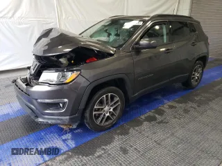 2020 Jeep Compass Altitude z VIN 3C4NJCBB7LT235053, wystawiony jako Copart lot #45890864 z przebiegiem 39 900 mil mil oraz Tytuł czysty. Historia ofert i sprzedaży dostępna na DreamBid. Obrazek 1.