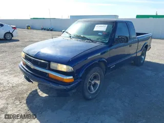 2001 Chevrolet S-10 LS with VIN 1GCCS19WX18121318, listed as a IAAI auction lot 41389954 with 248,757 mi miles. Bid and sale history available at carsss.com. Image 2.